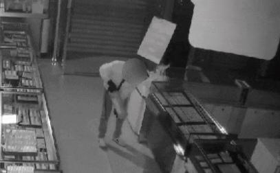 福建这哥们脑洞真大！撬开天花板，偷走81万金饰，结果……

这年头，为了搞钱，啥
