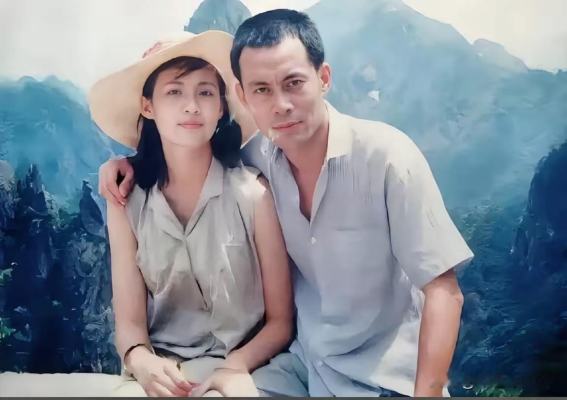 张光北年轻时就长得比较老气，再加上他脱发早，额头头发少让他更加显得不年轻，他搂着