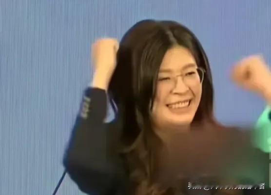 郑丽文果敢敢当，
马英九优柔寡断，
你支持谁当选党主席？
她一句“台湾人就是中国