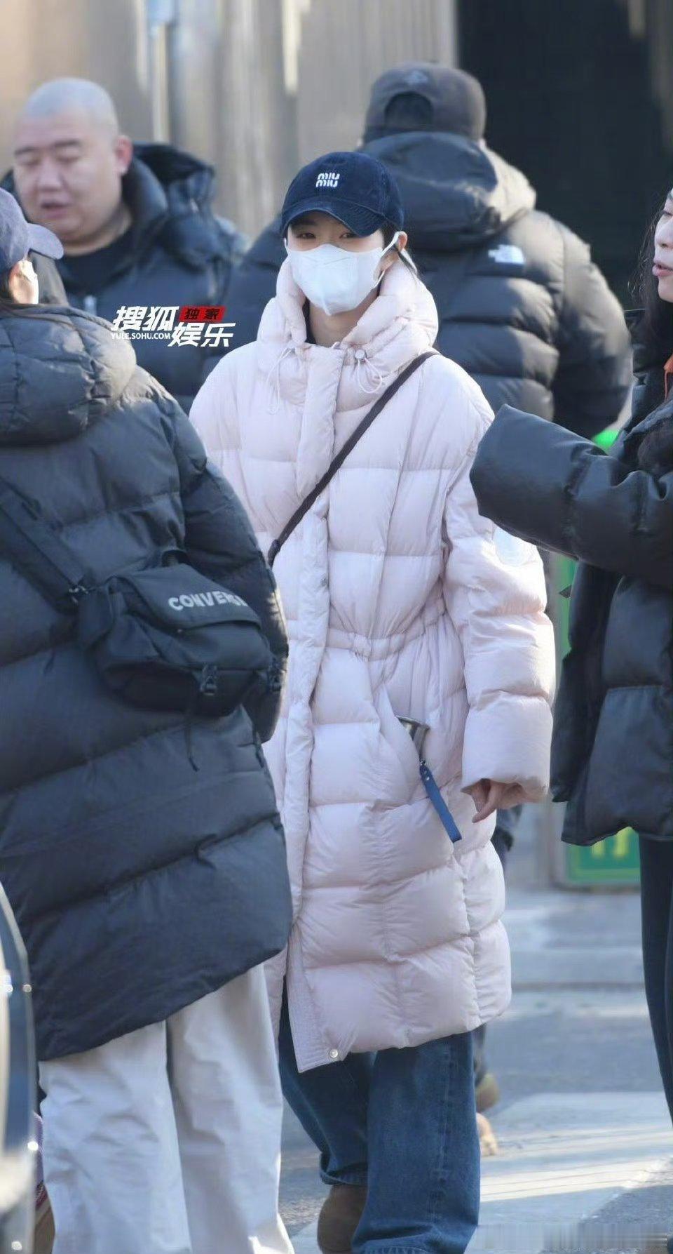 刘浩存第三次春晚联排路透，粉色羽绒服的小女孩👧🏻 