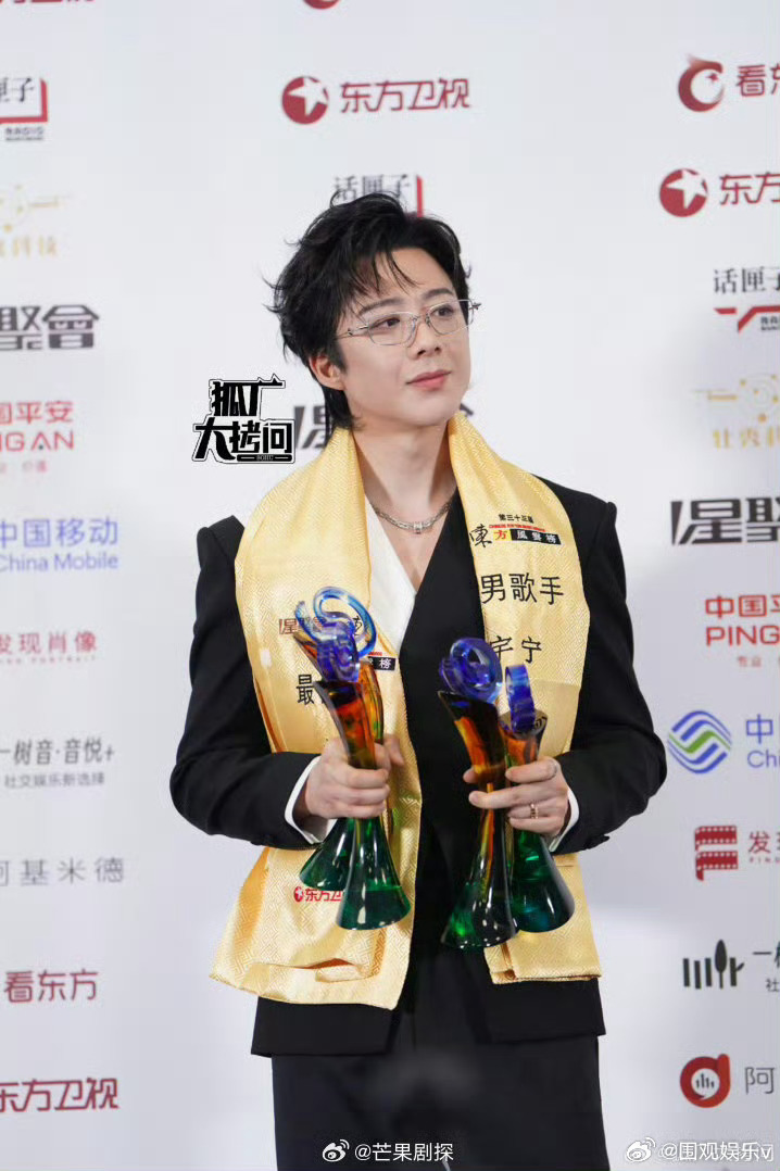刘宇宁手里的奖杯快拿不下了刘宇宁的奖杯快要拿不下了 太棒啦，手里奖杯都多的拿不下