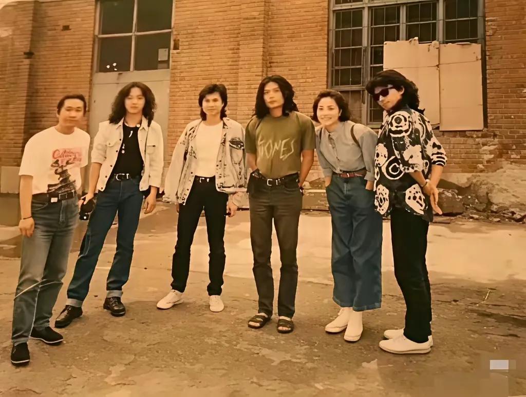 这张照片记录的是1991年王菲与黑豹乐队共处的情景。大家不妨猜猜看，图片里哪位是