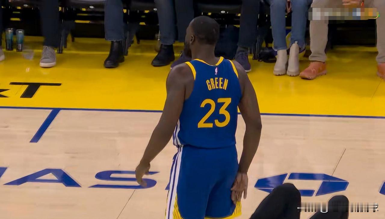 勇士老将追梦格林真是让人大吃一惊！在今天勇士主场迎战开拓者的比赛中，目前双方的第