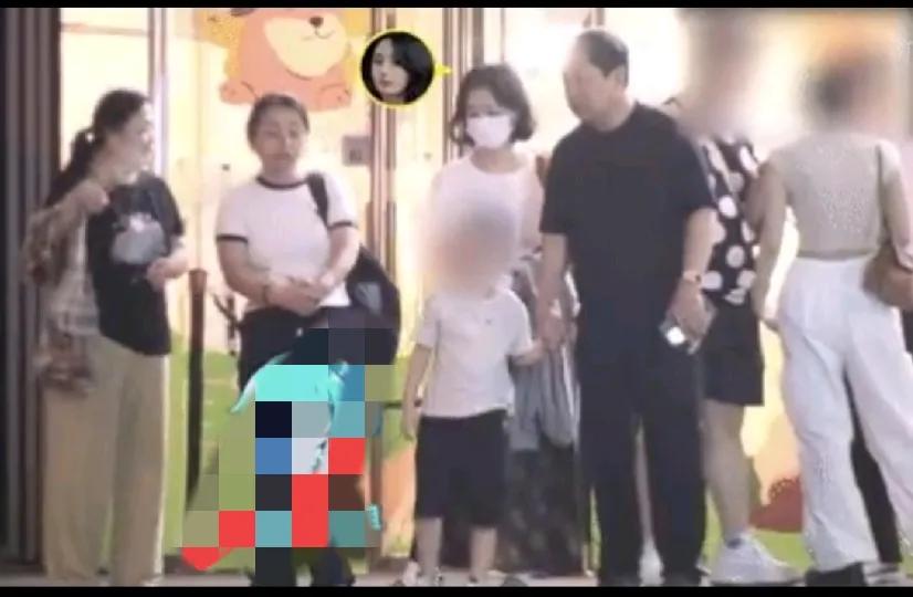 赵丽颖，祖孙三代罕同框！

7月24日中午，赵丽颖全家冲上了热搜，原来这次他们祖