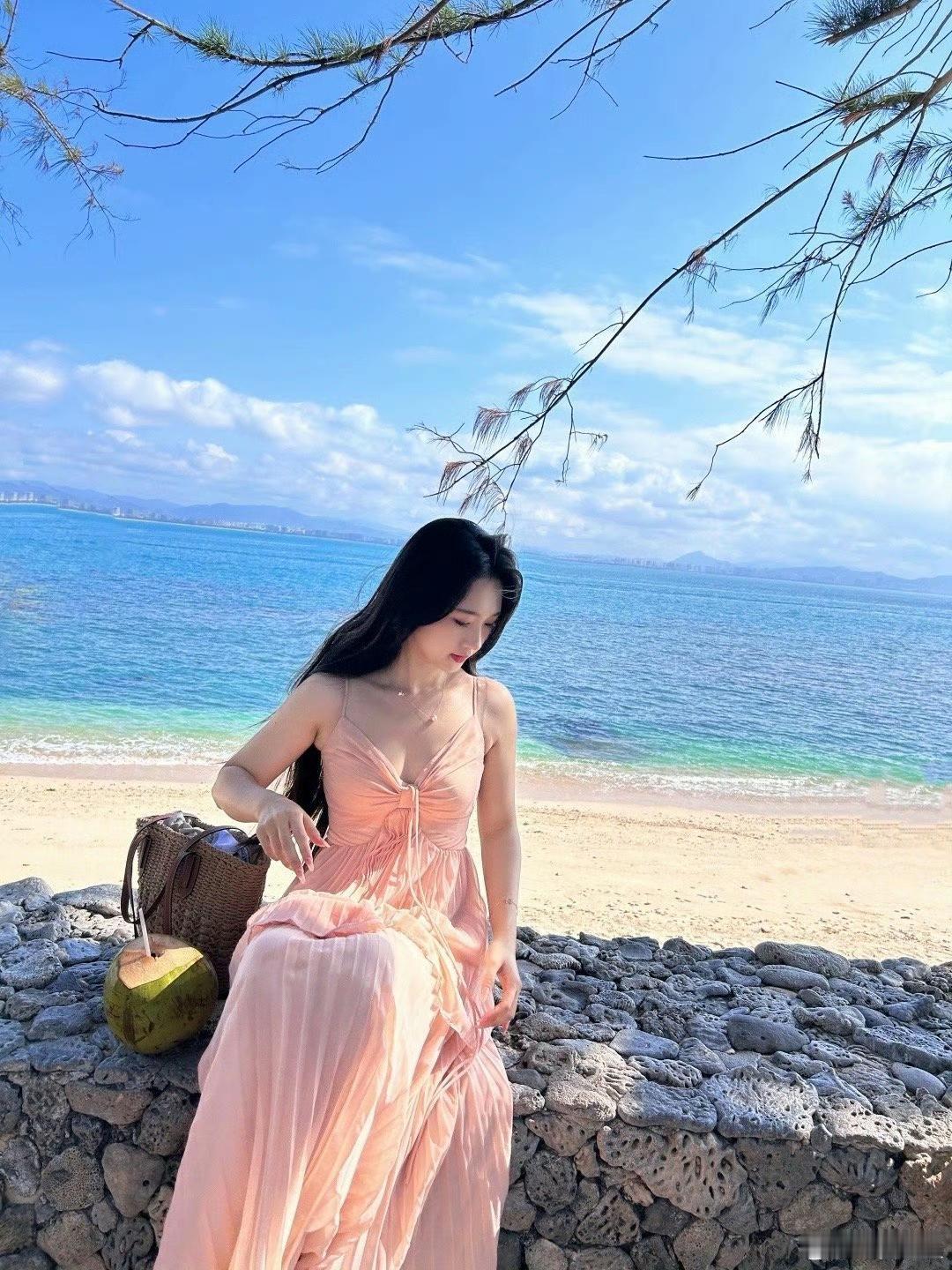 海边的浪漫时光，粉裙飘飘，椰风拂面