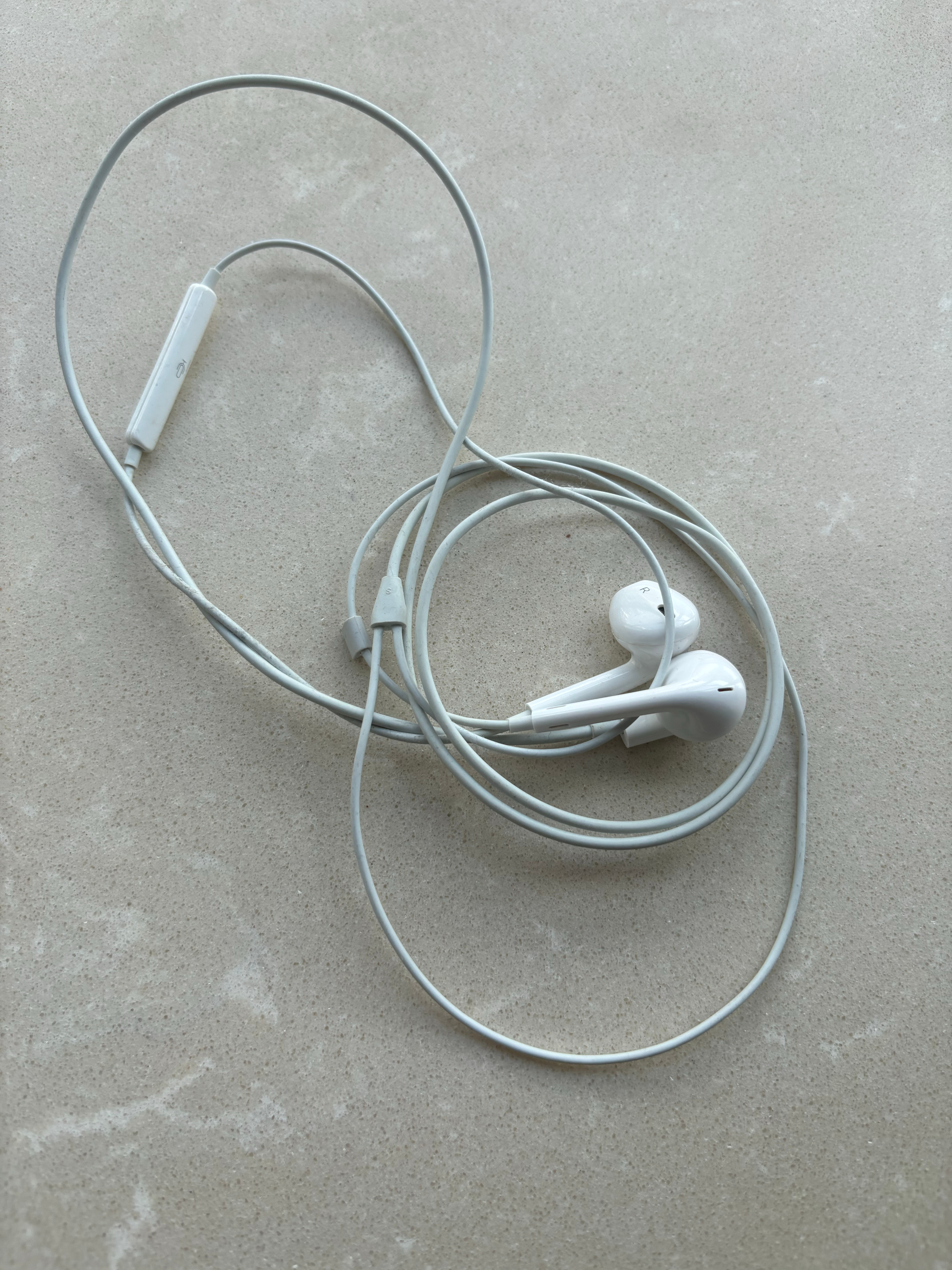 有线耳机翻红？我这耳机已经一两年没用过了，虽然音质好点，但还是麻烦，实在不理解为