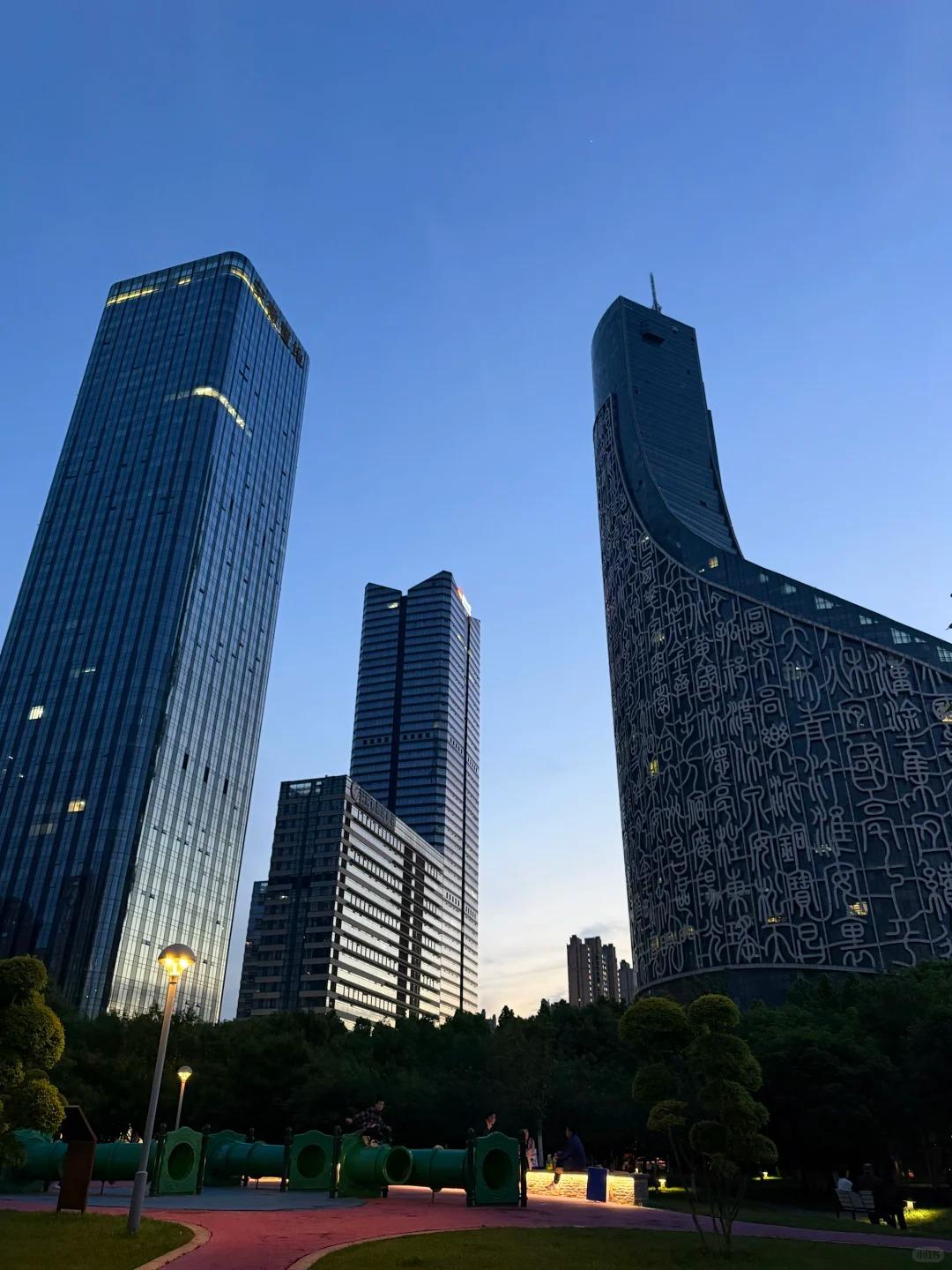 合肥确实是近年来“草根崛起‌”的典型，从早年大拆大建、修路架桥，到押注京东方、长