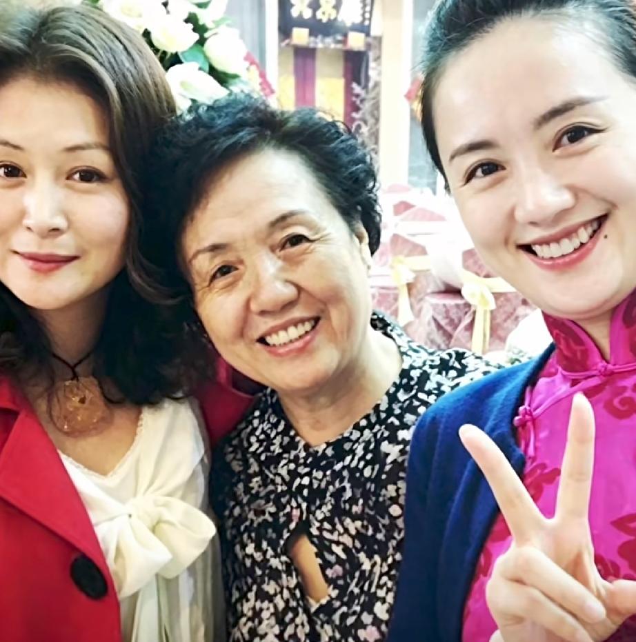 这是朱媛媛和妈妈和于月仙的一张珍贵珍贵合影，原来两人竟是师姐妹。虽十多年未见，感
