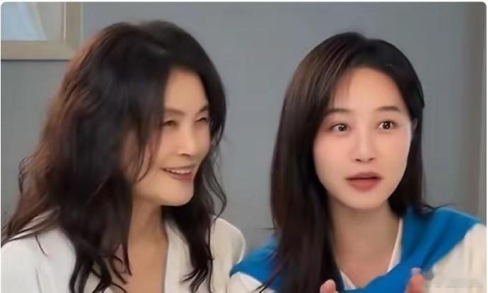 嫁给上海富豪多年，如今已是企业家，61岁和明星女儿同框似姐妹 