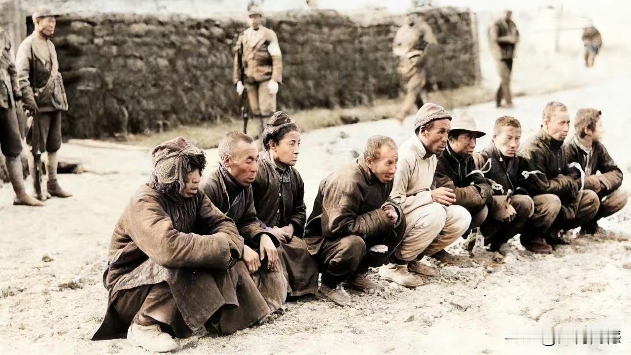 这些蹲在地上的人，已经被日本鬼子控制住了，日本鬼子对待他们的态度是可想而知的，这