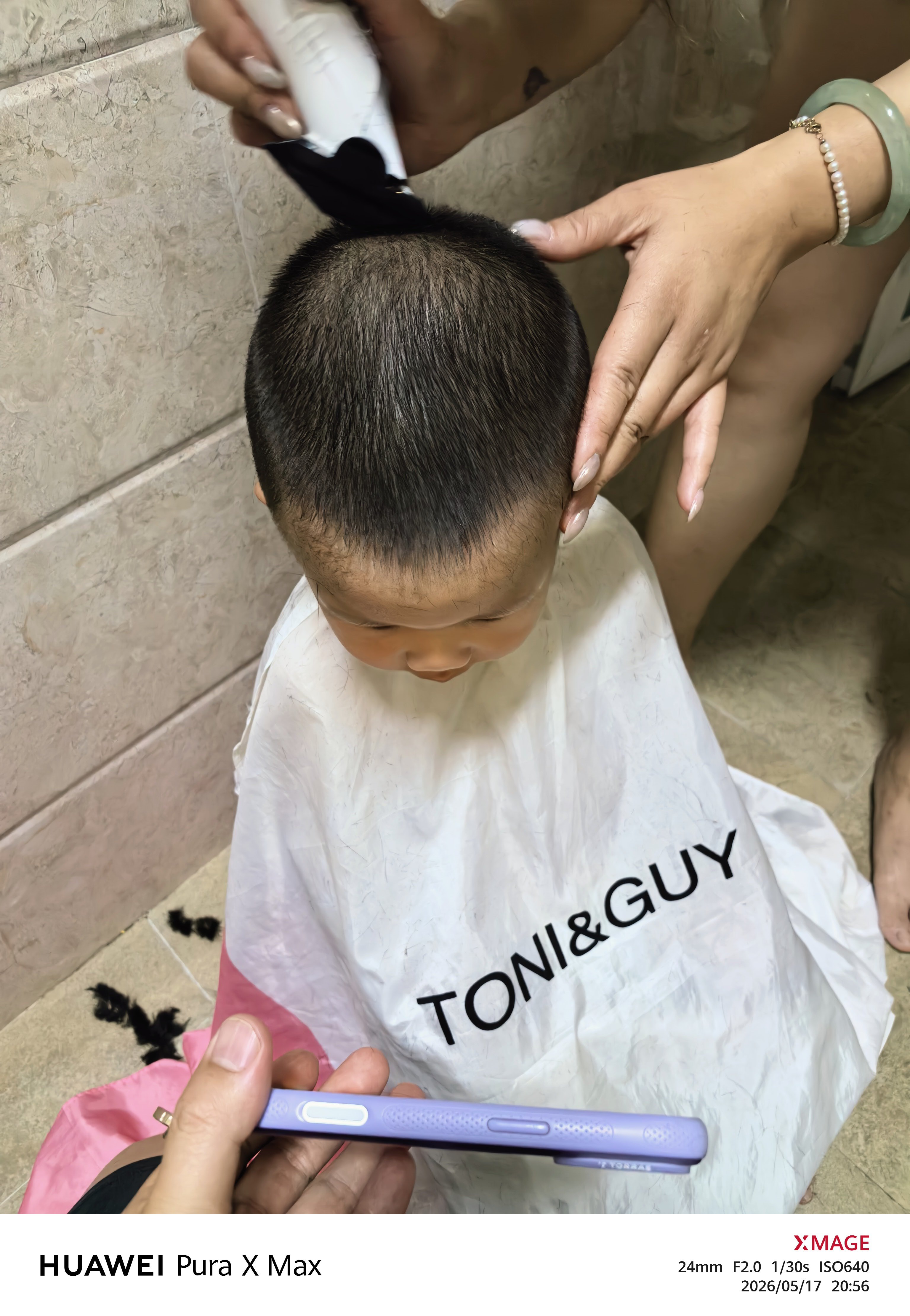 不可否认，手机在哄孩子这件事上真是好使。之前给二少爷剪头发，他能哭到全身发抖。自