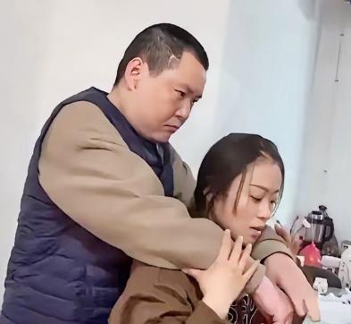 破防了！江苏一男子车祸后成了植物人，妻子掏空家底不肯放手，婆婆抹泪劝：“拔了吧，
