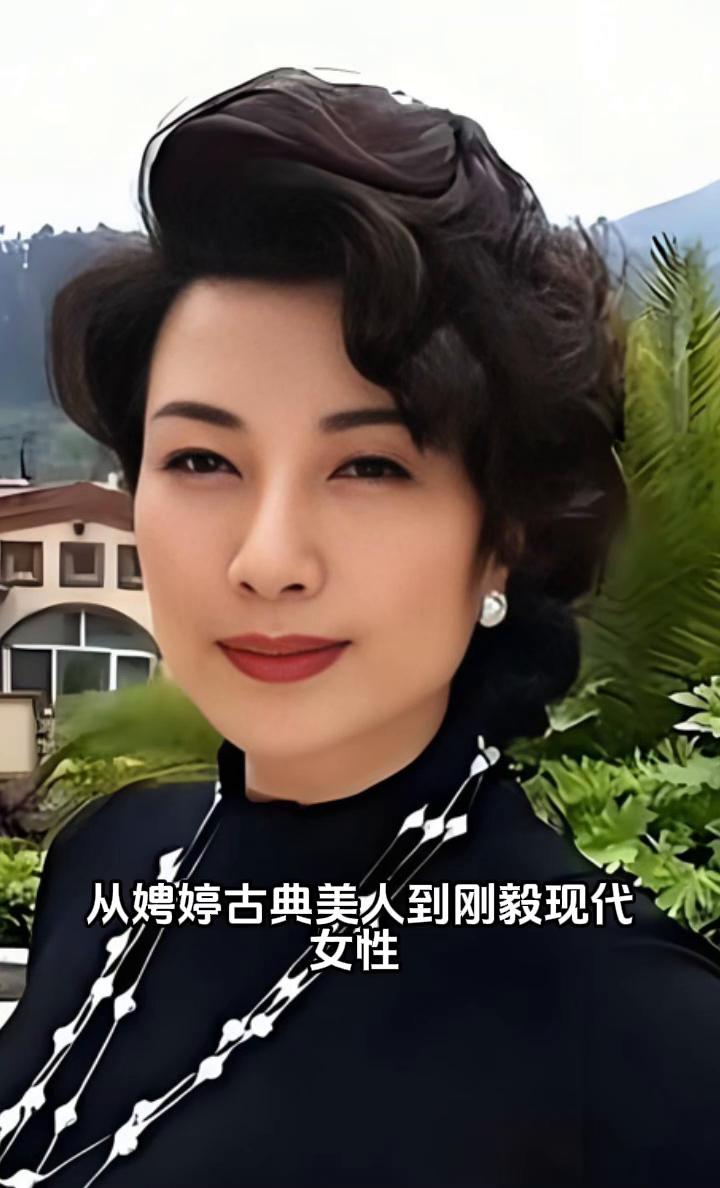 岁月走到花甲之年，王静依旧身姿卓然。从娉婷古典美人到刚毅现代女性，各类角色信手拈