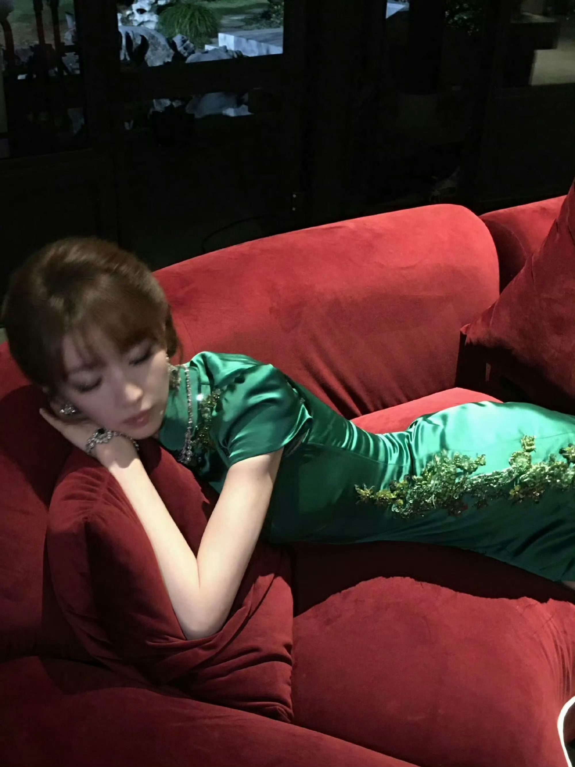 姐姐你就是我的妻子啊啊啊啊，这波美颜暴击我直接原地投降！田曦薇绿色拖尾旗袍田曦薇