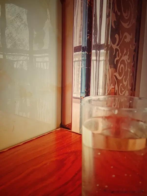 起床到底是先喝水还是先吃饭? 起床先喝水还是先吃饭，这事儿没绝对标准，得看个人情