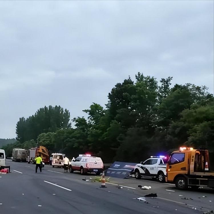 跑一趟黑车，直接赔得家底全无！一千八百万的赔款，实在无力承担。

十二名乘客，按