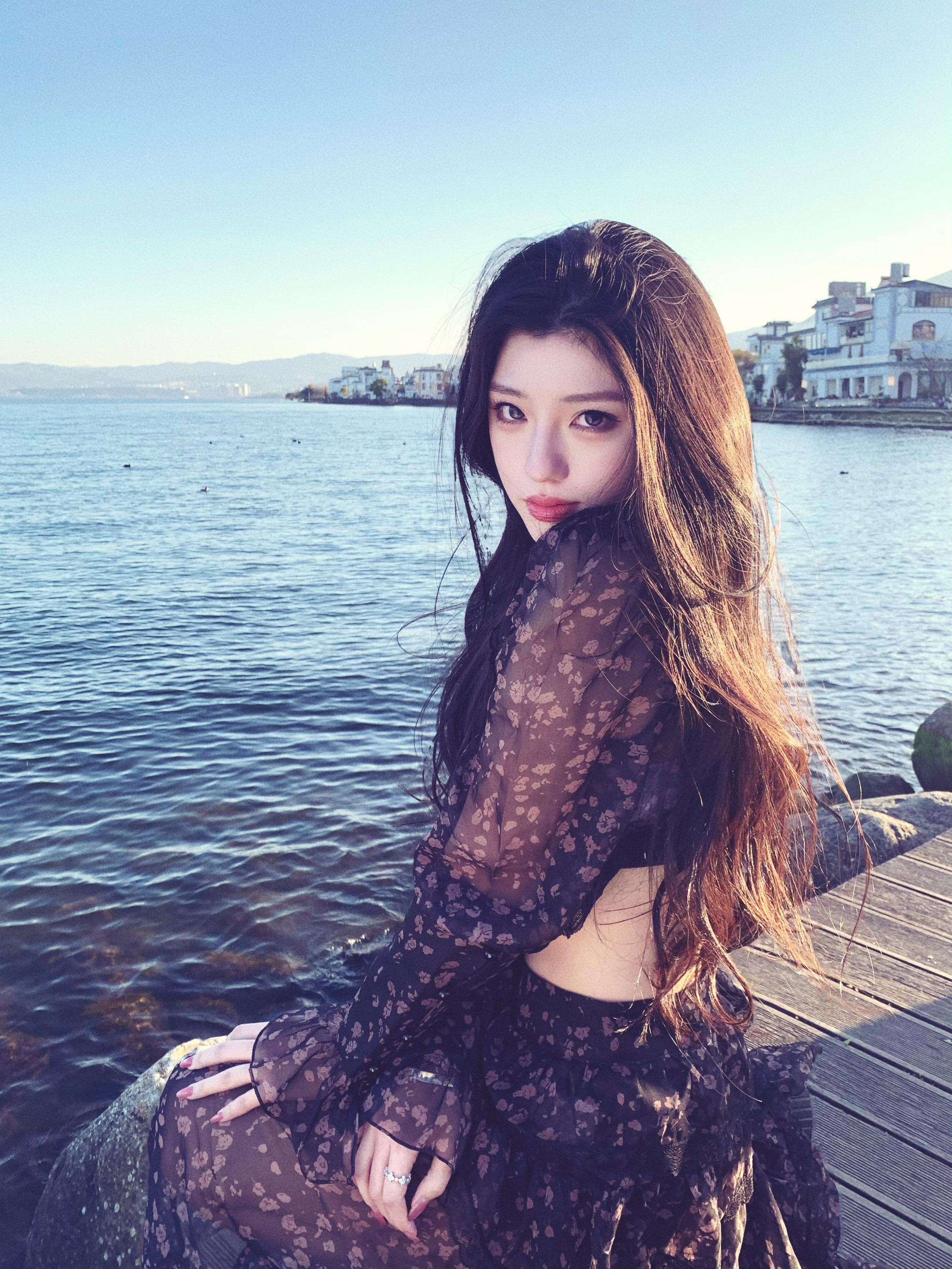 我曾以为的刻骨铭心 在光阴里 竟薄如一声叹息