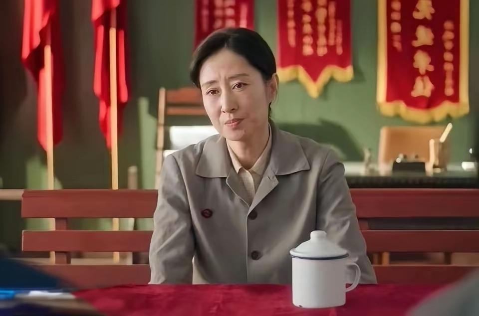 追剧《纯真年代的爱情》 刘敏涛在剧中扮演的国营厂厂办主任许红旗，手握招工、分房、