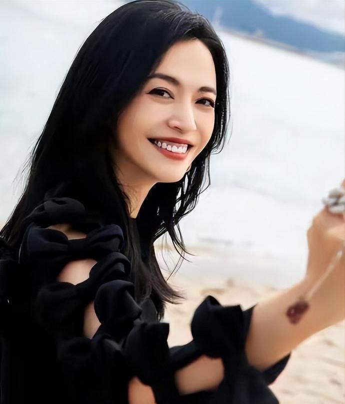 官宣离婚才四个月，姚晨直接把自己活成了很多女明星羡慕不到的模样，很多人还在等着看