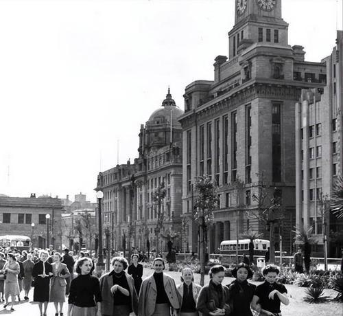 1950年，一个公安便衣在买烟时，发现烟馆的老板坐姿端正，看报纸时，双手还举到胸