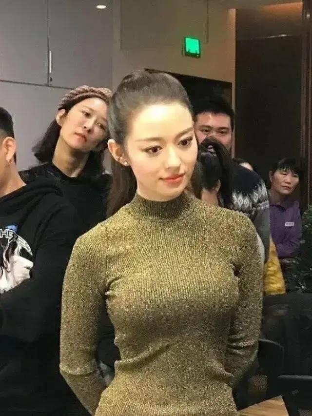 是不是会有很多人会羡慕她这样的身材呢？

除了长相漂亮，钢琴弹的好，这样的身材也