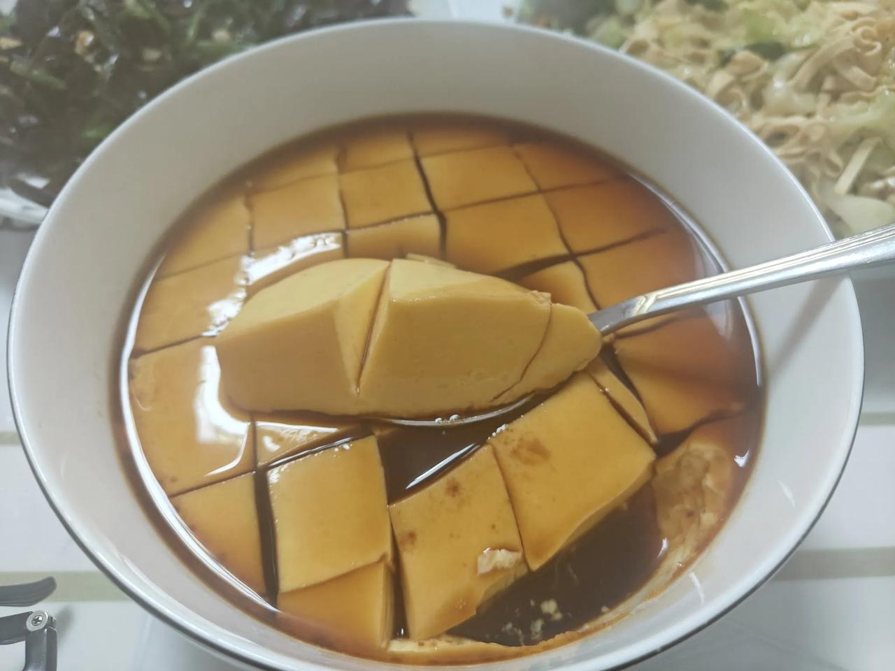 这些天晚上睡觉前，一般都跟邻女楼下大侄女微上几句。我的原则是跟大侄女不多聊，就掐