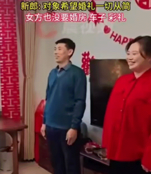 山东东营，一对新人在网上分享了他们的“极简”婚礼，因婚礼上没有车队，没有热闹的婚