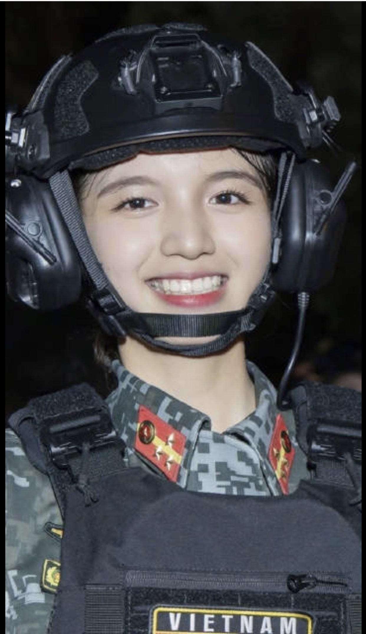 参加纪念越南南北统一五十周年庆典活动的越南特警女子方阵队员阮宝政越南女 越南军人