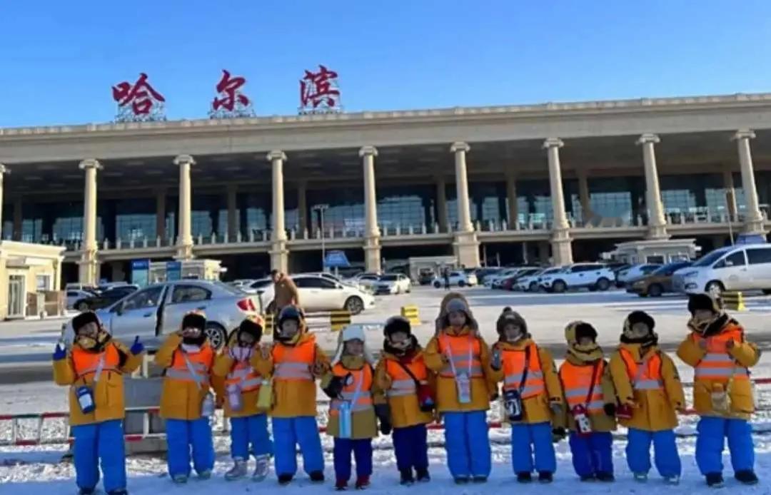 今天冬天，比三亚更“热”的是哈尔滨。淄博承包了国内夏天的狂欢，如今，大家都热情让