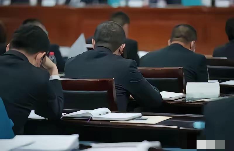 一切都发生得太突然，开年就见会场被带走的场面，这背后从不是偶然，而是狂傲越界后的