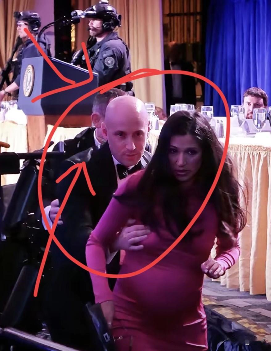 在白宫记者协会的枪击事件中，斯蒂芬·米勒的表现引发热议。

据悉，当时的米勒一边