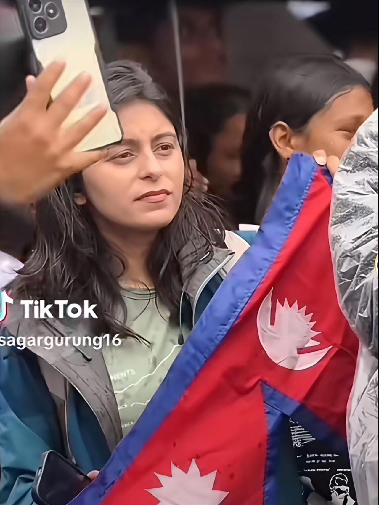 尼泊尔毫无预兆地陷入动荡，
我却注意到一个微妙细节：
涌上街头抗议的年轻面孔，个