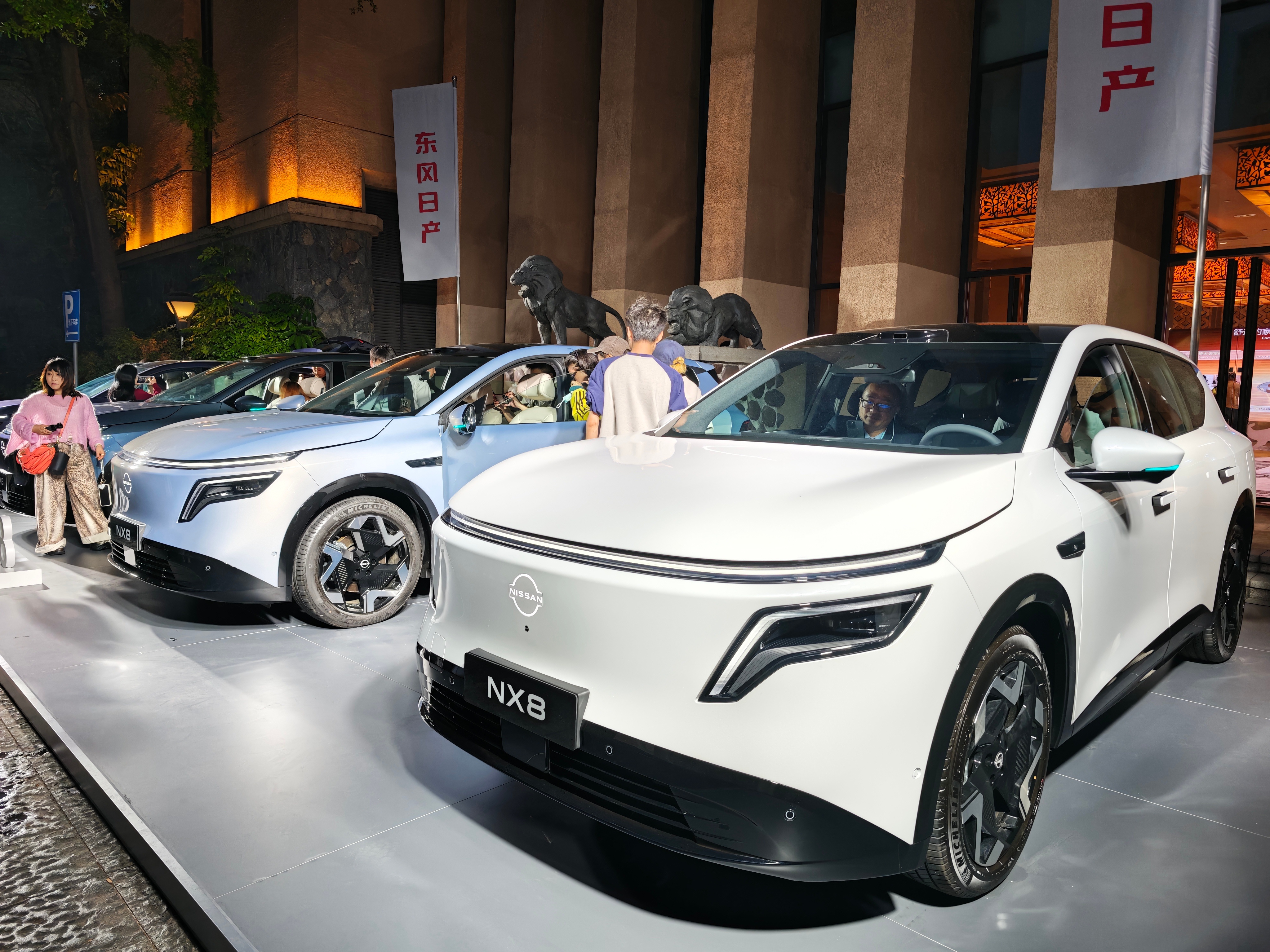 看了下东风日产NX8的后排，超级无敌巨大、巨舒服，在完全托住腿部的同时，感觉膝部