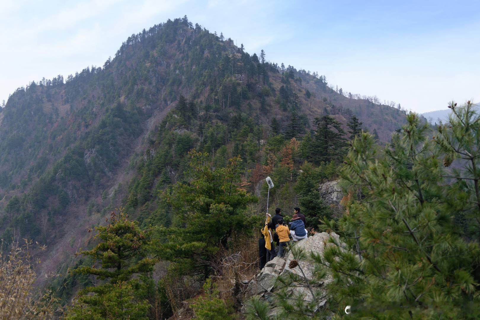 陈坤和无穷小亮的日常 秦岭山巅，三人围坐岩石，李社长认真讲着山脉地貌，陈坤和无穷