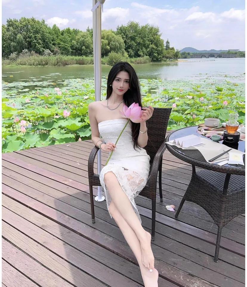 你不是清高吗？不是都不拿正眼看人吗？
约你喝个下午茶都不赏脸，
怎么一听说是这么