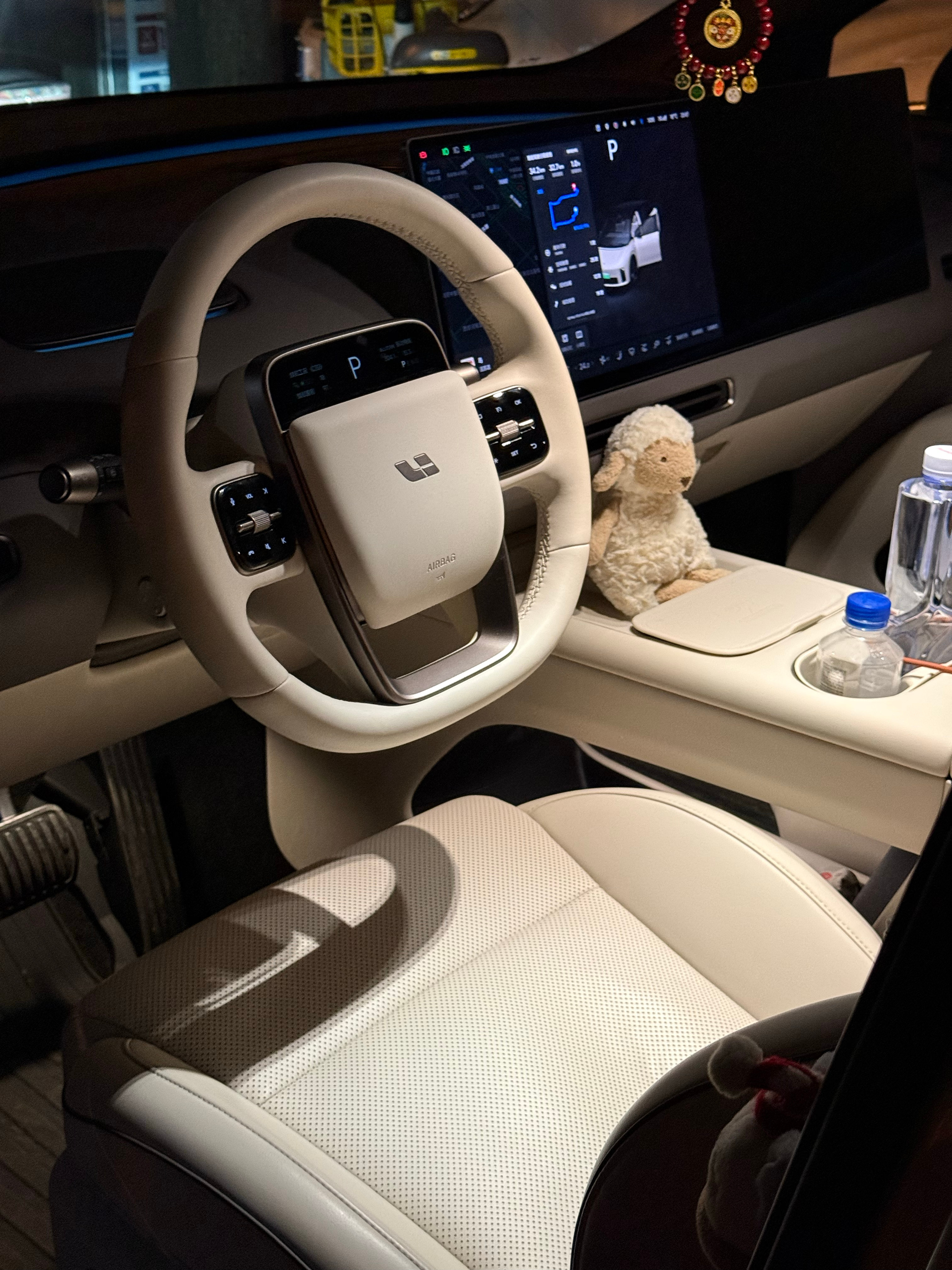 i6提车4个月，其他地方都挺满意的，除了一直在说的没有电动前备箱之外，近期又发现