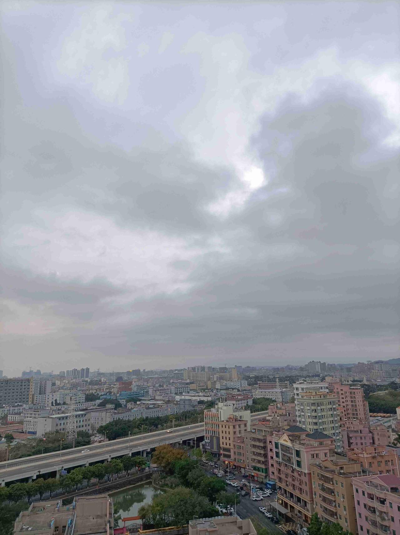 我的今日状态：😁轻松愉快
我这里的天气：🌧下雨深圳今日大雨转小雨，气温14度