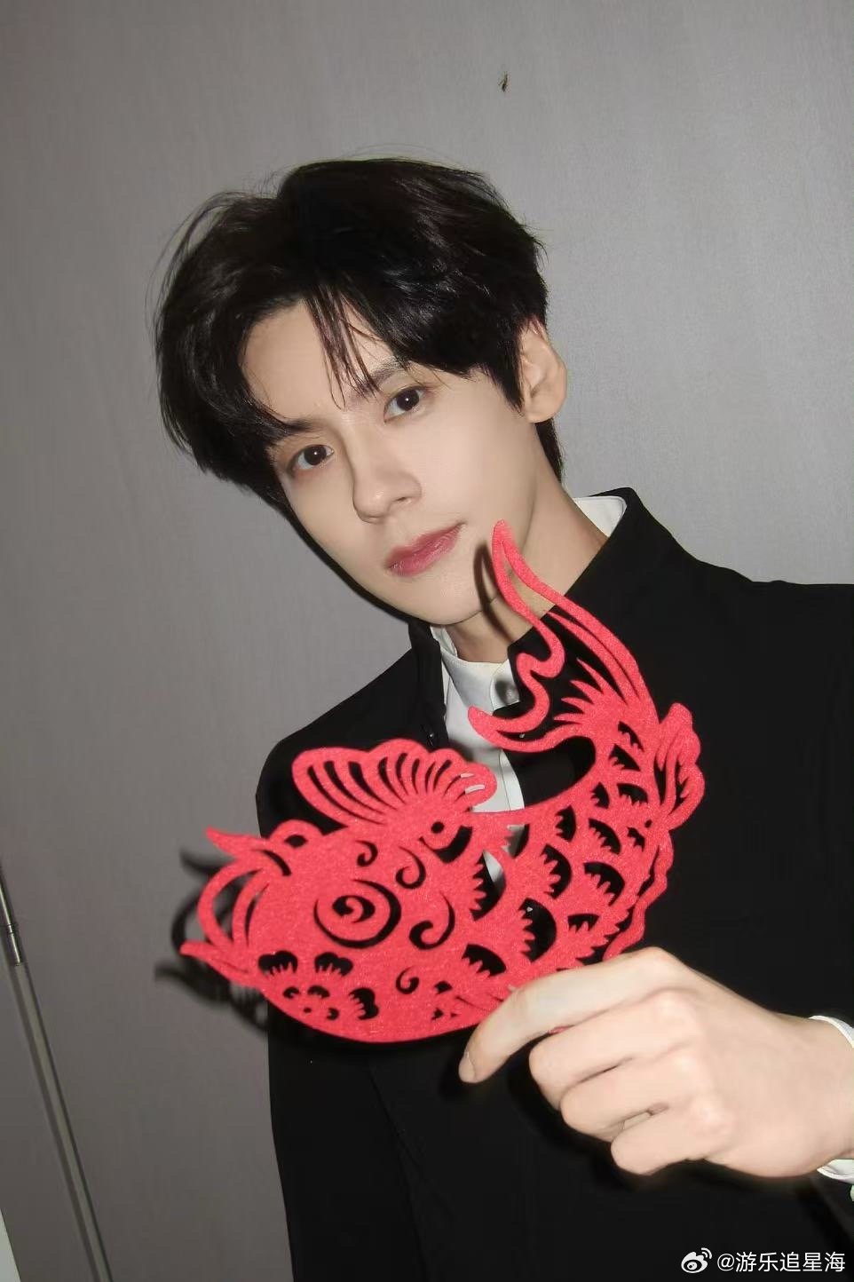 魏哲鸣新剧双向暗恋魏哲鸣一演暗恋就封神 十年暗恋，从校服到职场，许淮颂把喜欢藏得