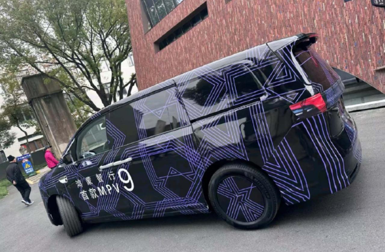 鸿蒙智行MPV，按照余承东的说法，这又是「遥遥领先」的一款车。
-车门把手「巨大