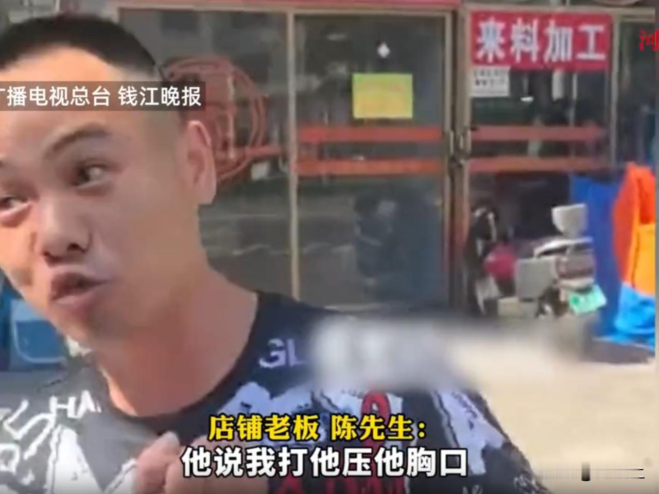 太丢人了！男子为逃290元饭钱，竟然直接躺地上碰瓷老板，老板都无奈了只好报警，最