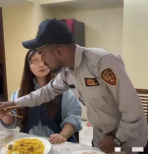 一小仙女吐槽，印度老公不让她在家里用筷子吃饭，要用手抓，并且紧紧握住她的手，手把