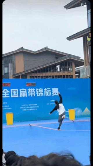 扁带比赛，
跌跌撞撞到终点！
美女平衡度欠佳，
每一个动作都不是自愿的，
尽管左