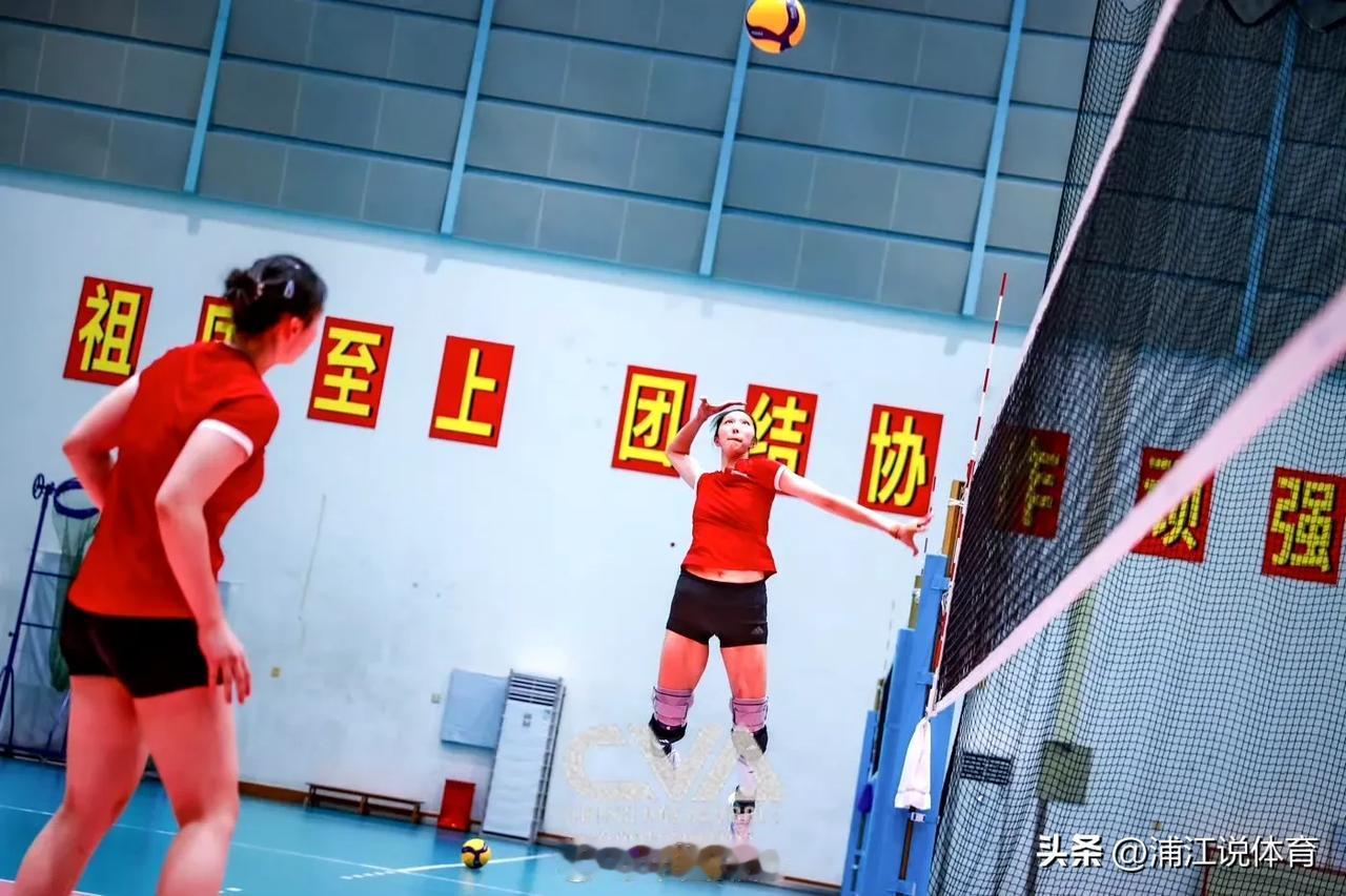 中国女排发布集训照片：吴梦洁和唐欣的膝盖部位都戴着其他队友没有的护具，应该是练得
