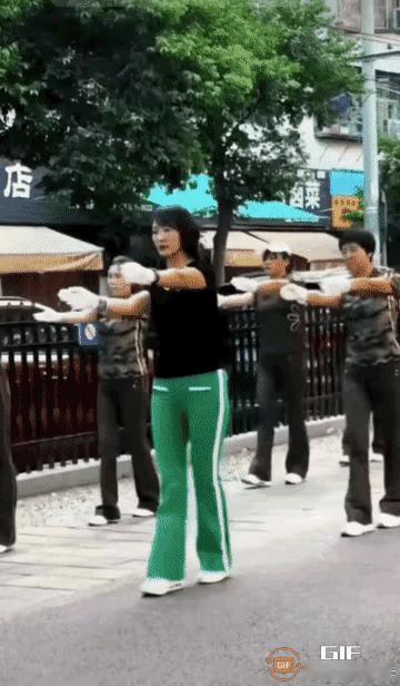 小区这帮娘们整天神神叨叨的。吃了饭就聚在一起练这些没有用的玩意。
看见熟人也不讲