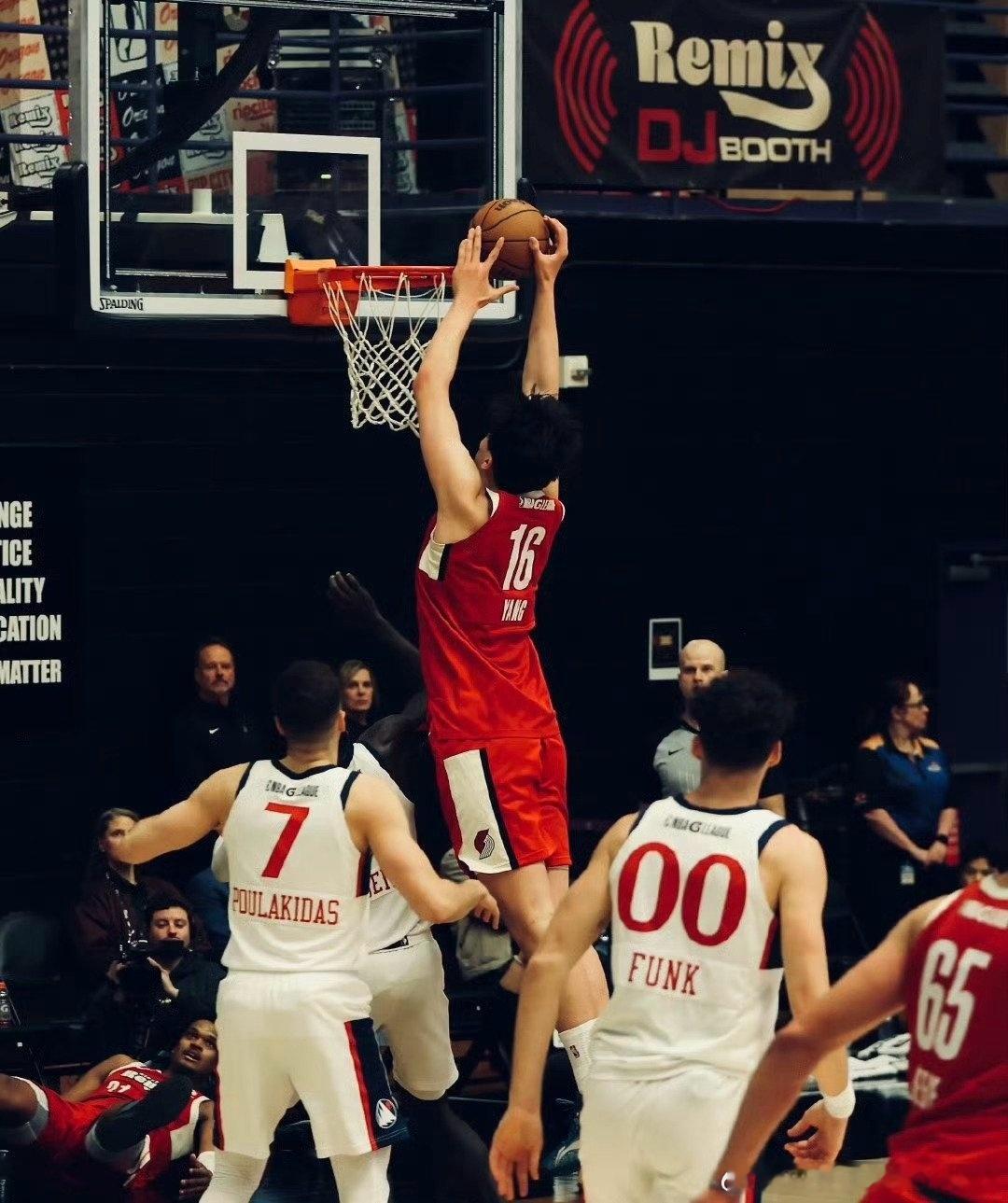 杨瀚森 这是杨瀚森在发展联盟的第三场比赛，第一节杨瀚森发挥十分抢眼，5投4中，其