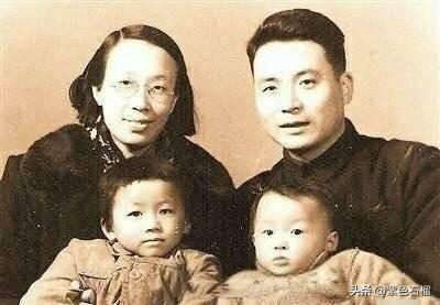 老照片：“中国原子弹之父”邓稼先接受原子弹研制任务前的一张全家福
       