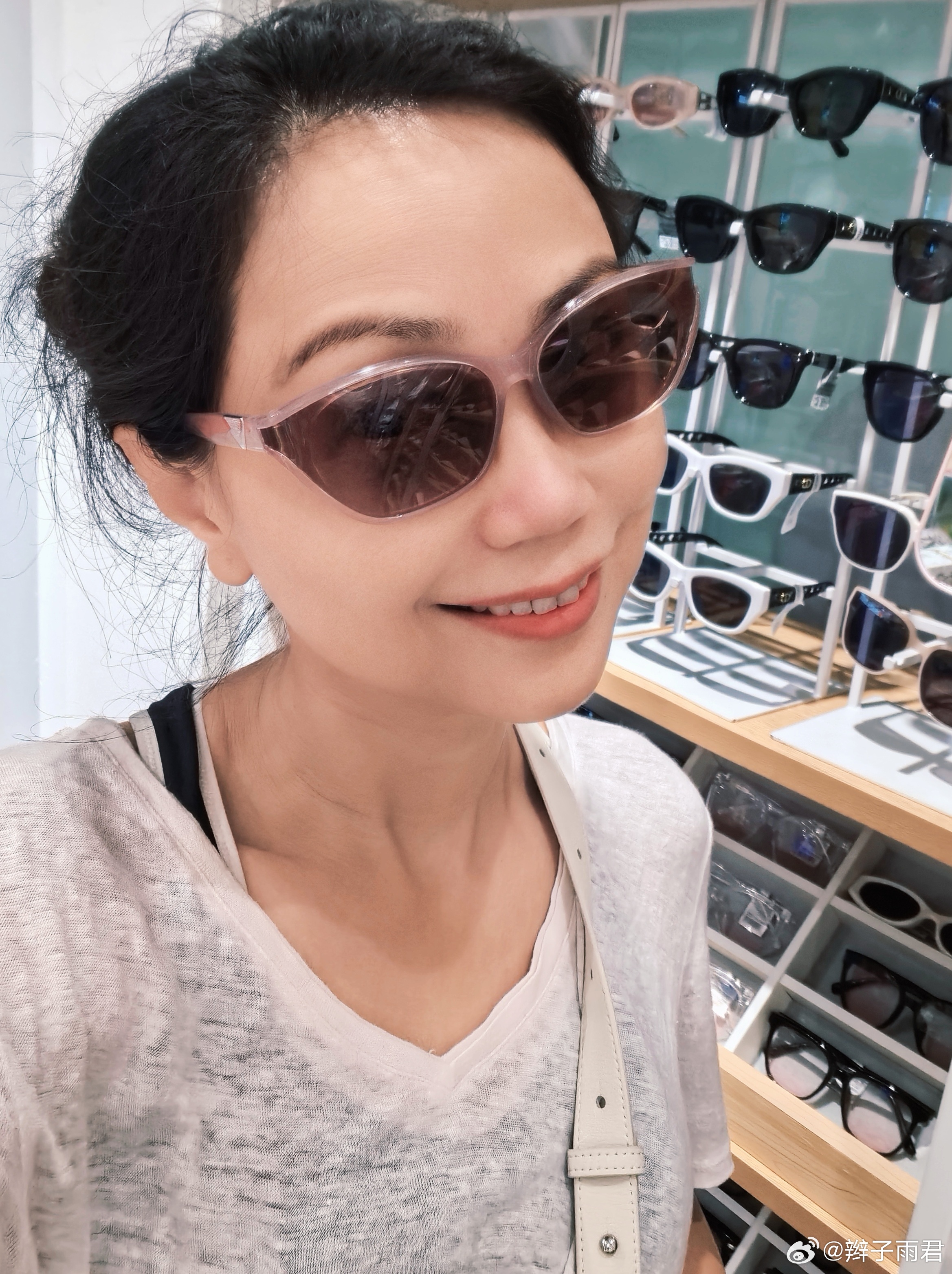 在超市研究墨镜框与脸蛋面积理想百分配比，觉得墨镜其实长得很像那个标点符号%，马上