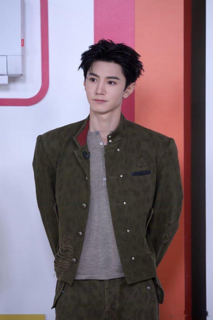 陈哲远 我拍戏去了乖  陈哲远的哥哥力Max，一句“我去拍戏了乖”酥化了多少人的