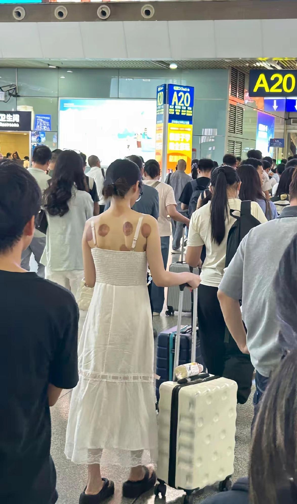 就这么穿，天天背着罐也没用