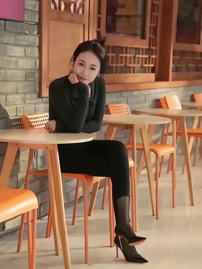 壶内少酒书为乐，
室中无花茶生香。